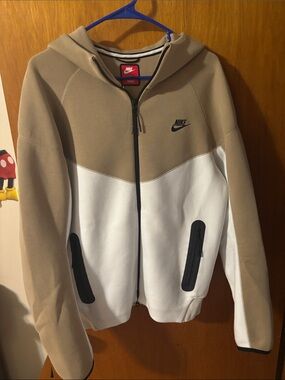 Nike Tech Men’s Tan and White fleece Colorblock Full-Zip Hoodie